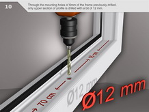 يتم حفر الجزء العلوي فقط من البروفيل    باستخدام مثقاب برأس مقاس 12 مم من خلال فتحات التثبيت المثقوبة مسبقًا مقاس 6    مم في الإطار.